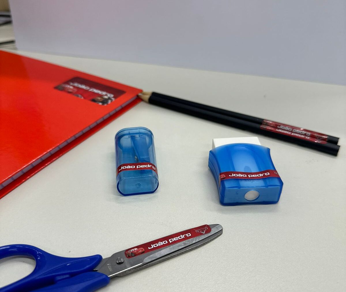 Etiquetas Adesivas Personalizadas: Uma explosão de cores e designs encantadores para personalizar o material escolar dos pequenos.